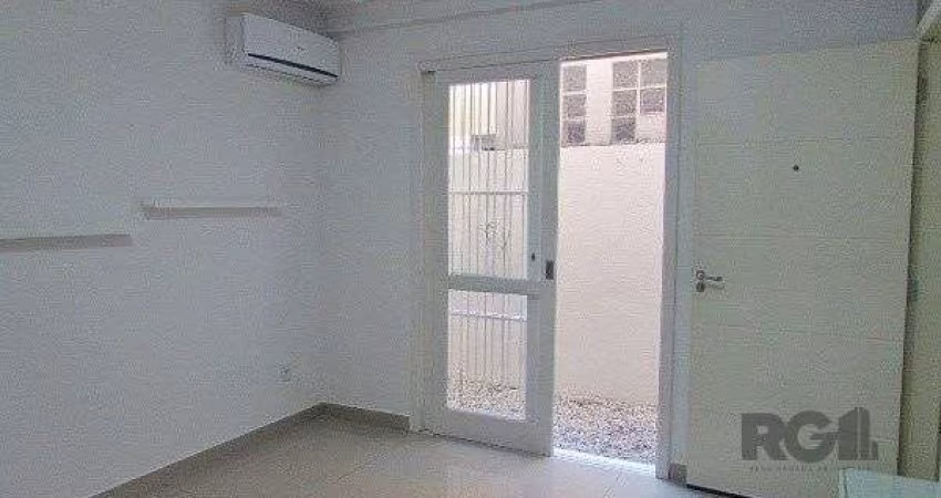 Apartamento com 1 Dormitório e Pátio Privativo no Bairro Petrópolis