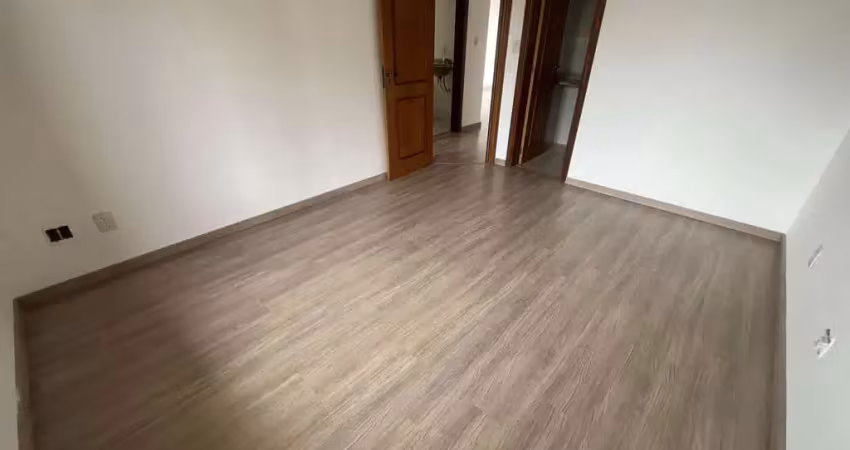 Apartamento de dois quartos, suíte e uma vaga de garagem no bairro menino deus