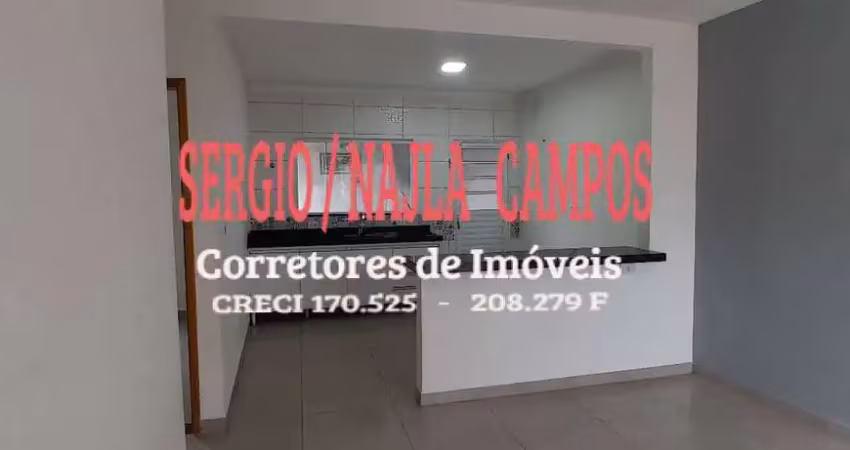 Vendo casa com garagem para dois carros e lavanderia coberta.
