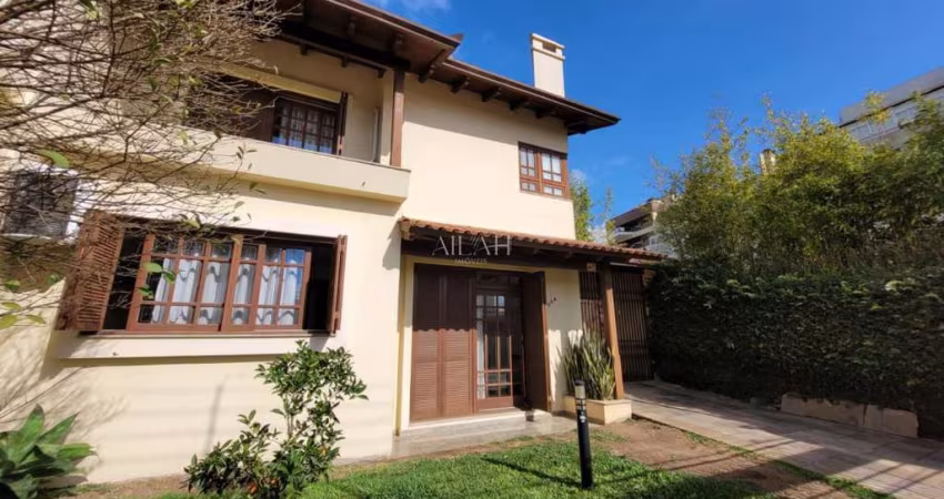 Casa de dois andares e com piscina no Jardim América
