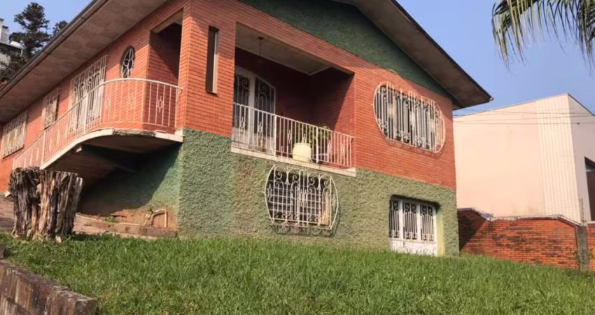 Casa com excelente terreno de 1.200 metros quadrados situado perto da Casa de Pedra