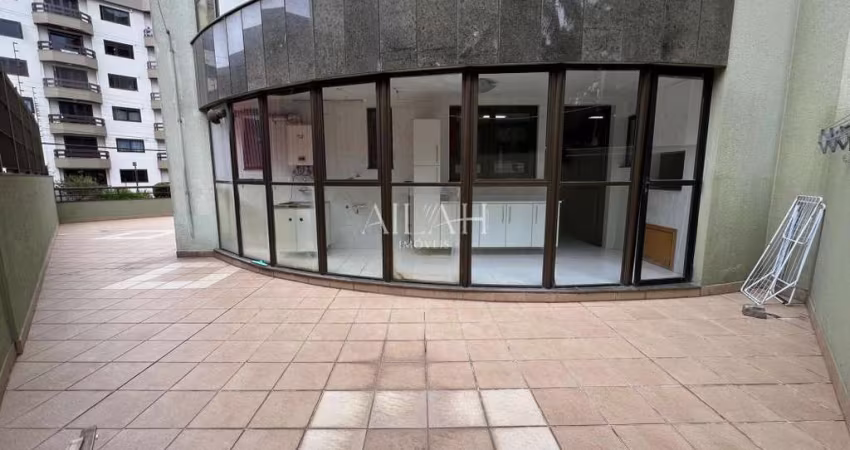Apartamento semimobiliado com terraço.