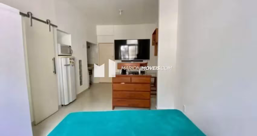 Kitnet à venda em botafogo, rio de janeiro, quarto, banheiro, cozinha; reformado, mobiliado; porcelanato; 30m². pronto para morar. próximo ao metrô.
