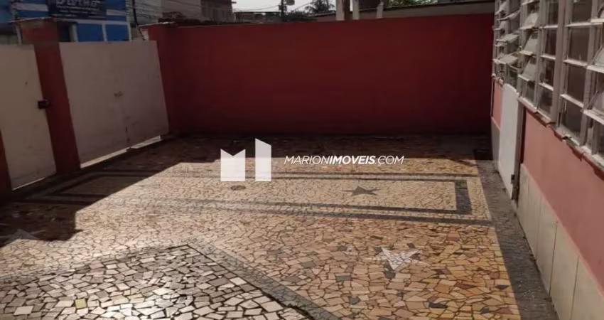 Casa principal: 2 quartos, sala, cozinha, copa, 2 banheiros, varanda, área de serviço, gradeada; Casa anexa: quarto, sala, cozinha, banheiro; quintal