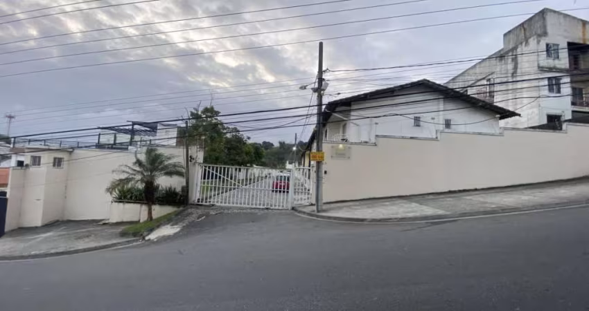 Casa Duplex com 3Q em Condomínio em área nobre de Santa Cruz!