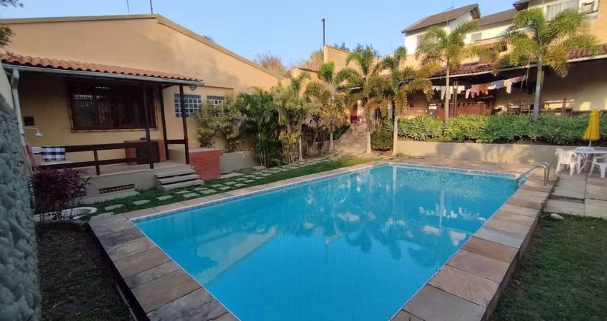 Linda Casa  em Vila Residencial de 03 Quartos em Santa Cruz - RJ