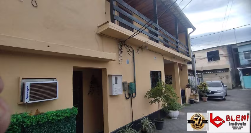 SOBRADO  COM 4 QUARTOS COM VARANDA E SUITE EM VILA RESID. EM SANTA CRUZ- RJ