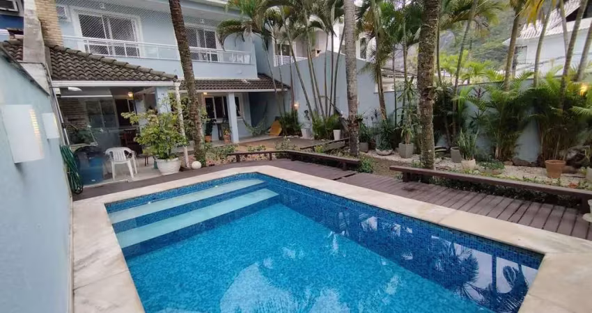 Linda casa triplex com 4 quartos  em cond. residencial em vargem pequena-rj