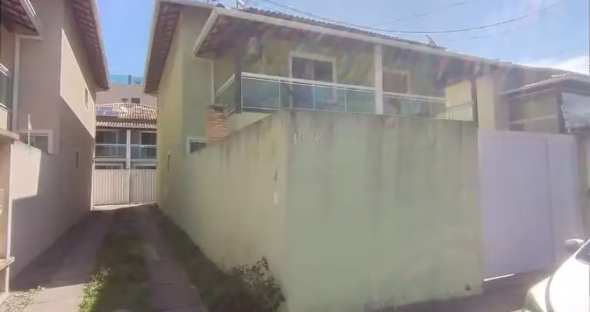 Casa duplex com 3 quartos sendo 2 suites a venda no bairro costazul em rio das ostras rj