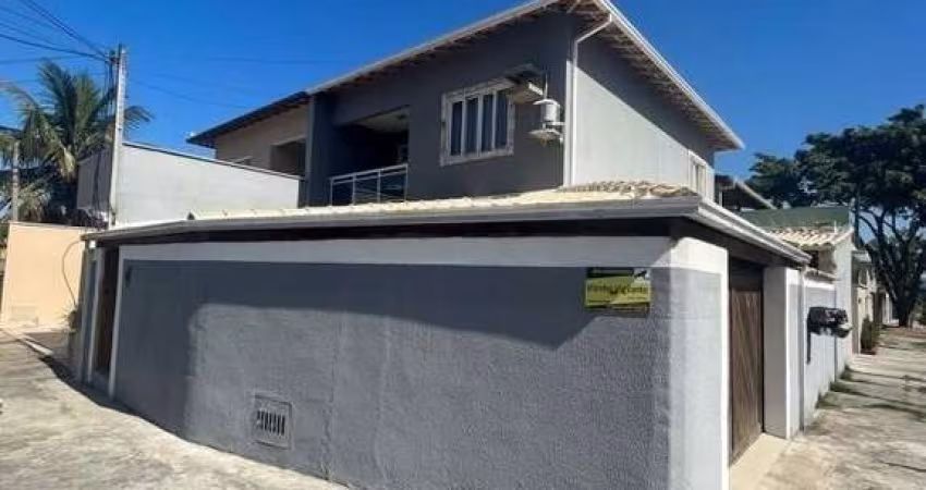 CASA DUPLEX COM 3 QUARTOS SENDO 2 SUÍTES A VENDA NO BAIRRO JARDIM MARILÉA EM RIO DAS OSTRAS RJ