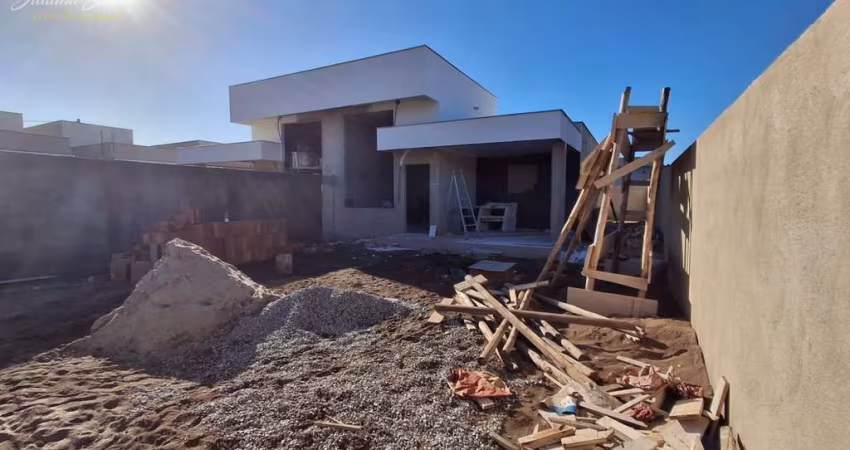 CASA LINEAR 3 QUARTOS SENDO 1 SUÍTE A VENDA COM CLOSET NO BAIRRO VERDES MARES EM RIO DAS OSTRAS RJ