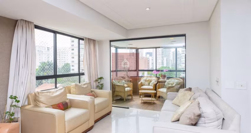 Apartamento de 202m2 em ótima localização de Moema Pássaros.