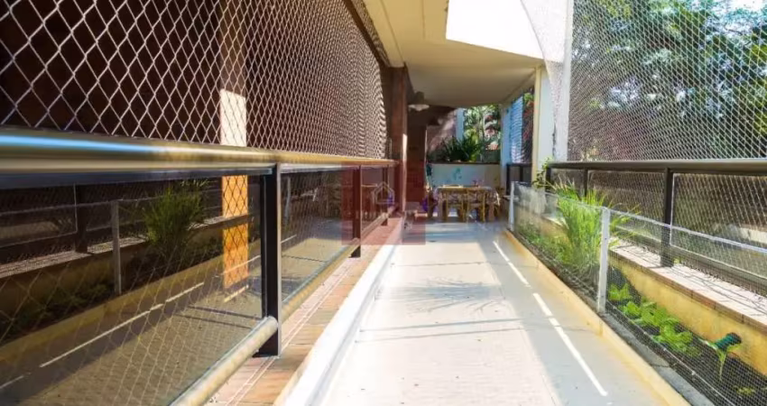 Apartamento duplex c/ 284m², 4 dormitórios sendo 2 suítes.