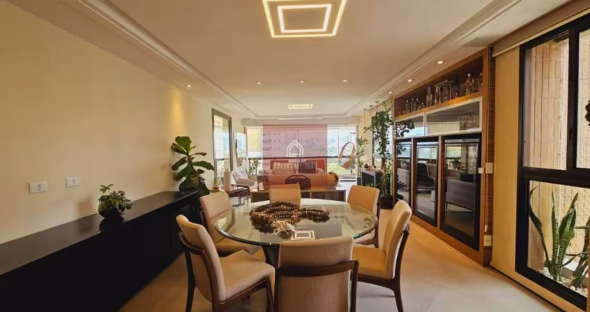 Totalmente Reformado! 4 dorms, 3 suítes, 3 vagas e com 211m² - Moema