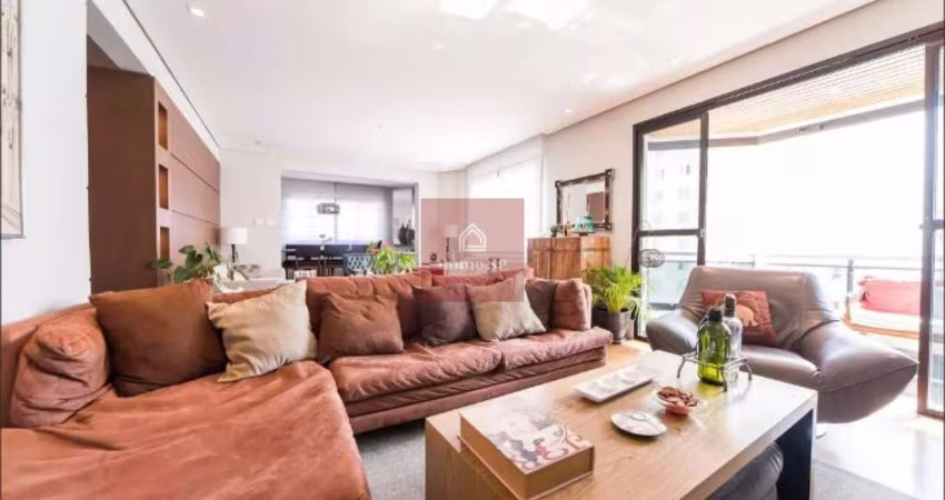 Apartamento com 4 dormitórios, 2 suítes, 4 vagas e com 220m²