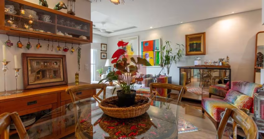 Apartamento impecável em Moema, andar alto, com varandinha e prédio com lazer