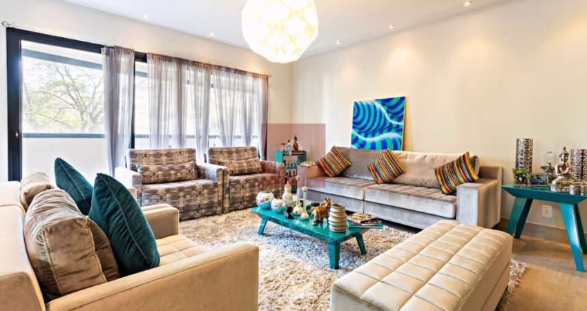 Moema; apartamento com 245 metros, 04 suítes,03 vagas.