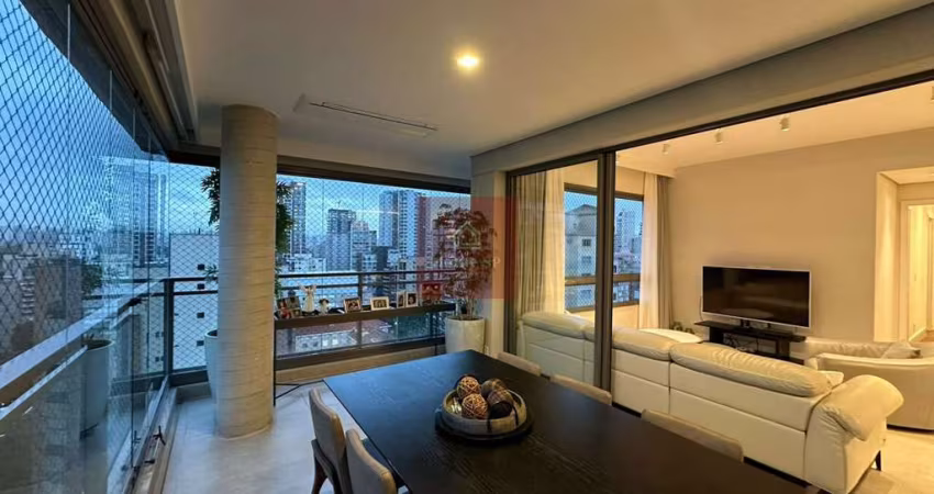 Apartamento de alto padrão a venda em Moema.