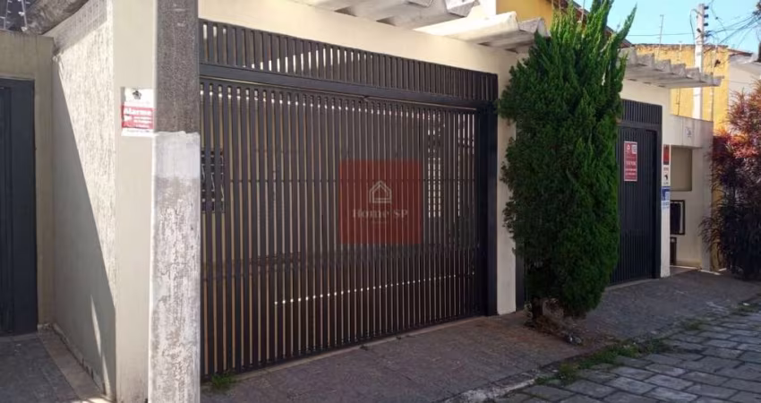 Casa de vila terrea, ótima localização.