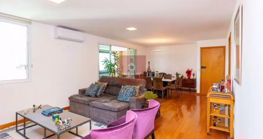 Apartamento com 125m², 3 dormitórios, 1 suíte, 3 vagas.