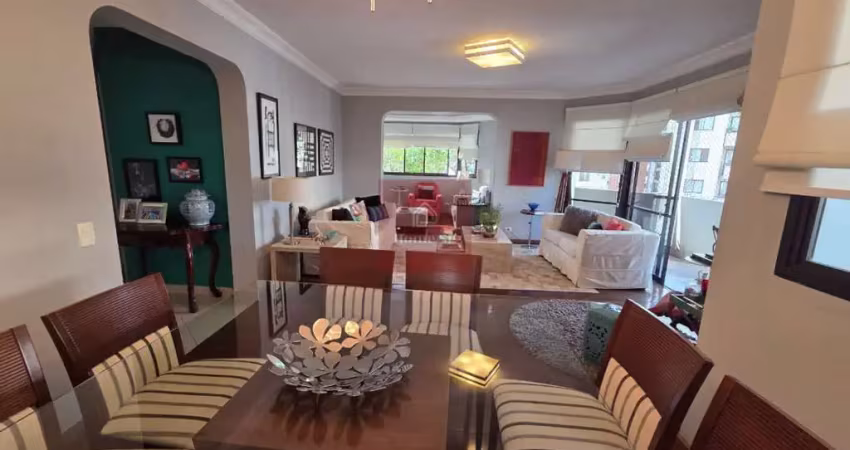Apartamento com 3 suítes, 2 vagas e com 153m² - moema