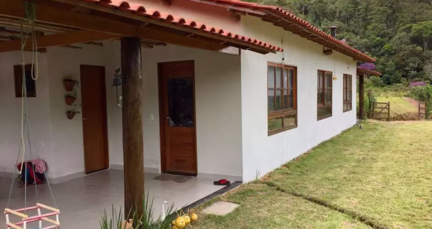 Sitio com ampla casa térrea com varanda ampla lateral.