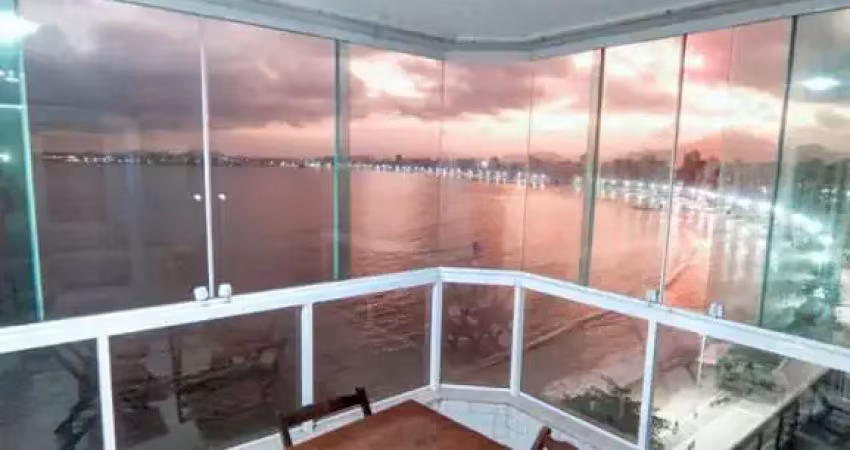 Gigante apartamento com 4 quartos e 4 garagens na praia do morro
