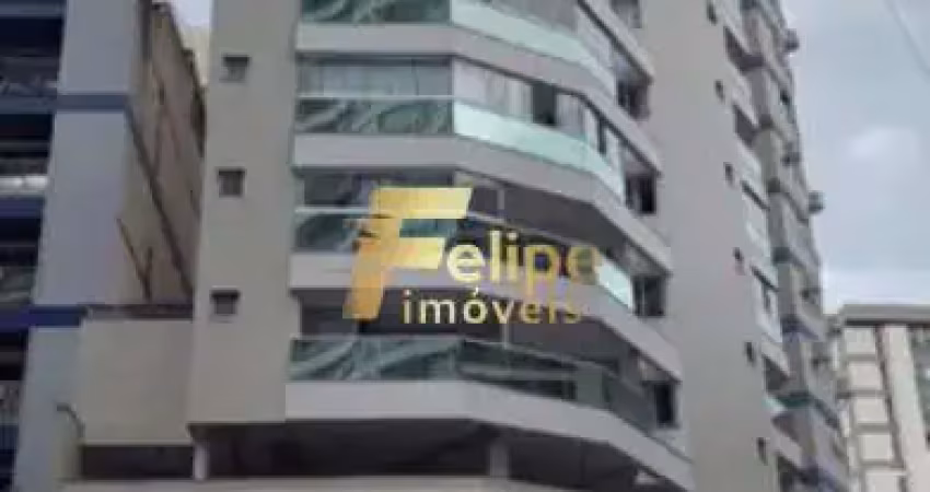 Apartamento no centro de guarapari com 2 quartos e área externa.