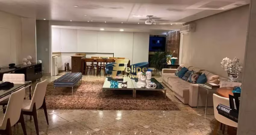 Um gigante apartamento com 330m² na praia da costa.