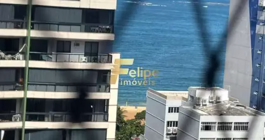 Este amplo e confortável apartamento de 130,00 m2 de área está localizado no coração da cidade.