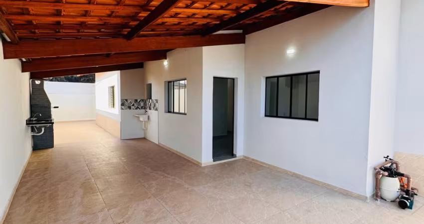 Casa em Mongaguá com amplo espaço de quintal 05 vagas de garagem e uma bela Piscina