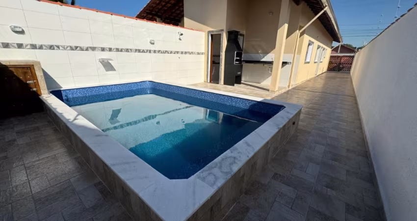 Casa com Piscina e amplo quintal