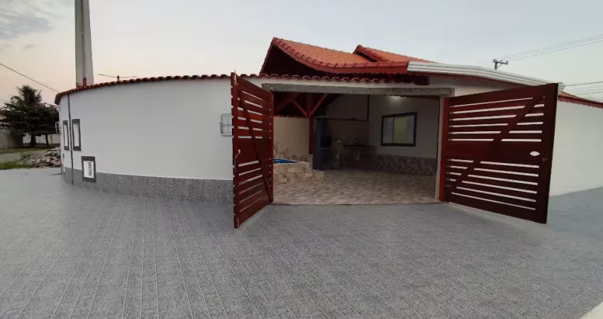 Casa com Piscina em Mongaguá