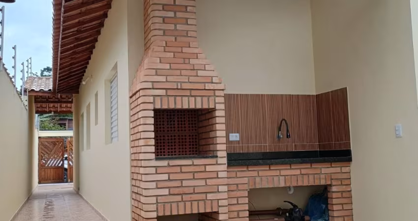 Belíssima casa com Piscina localizada a 1 km da Praia