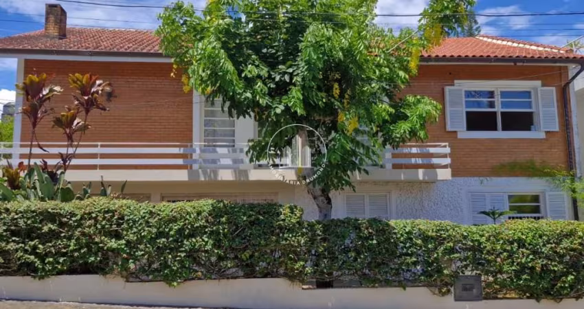 Casa com 04 dormitórios, sendo 01 suíte no bairro Itaguaçú