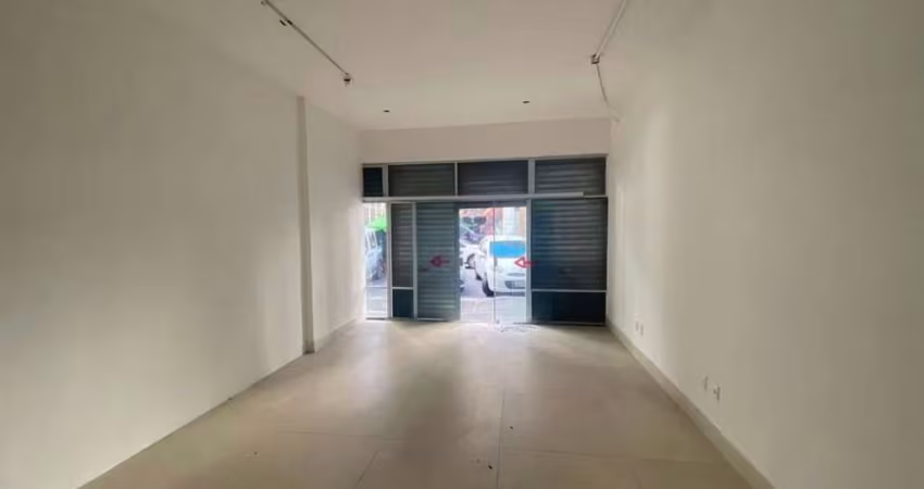 Loja medindo 38,25 m² com copa e sanitário - Comércio.