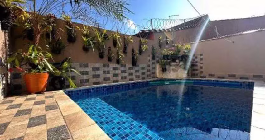 Casa á 300 metros da rodovia com 2 quartos sendo 1 suíte , casa possui piscina