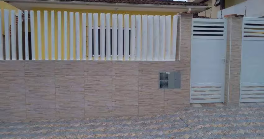 Casa lado praia á 400 metros do mar no bairro tupy em itanhaem