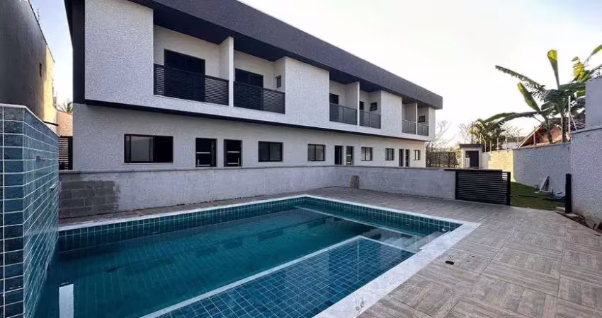 Casa em condomínio com piscina á 500 metros do mar em itanhaém/sp