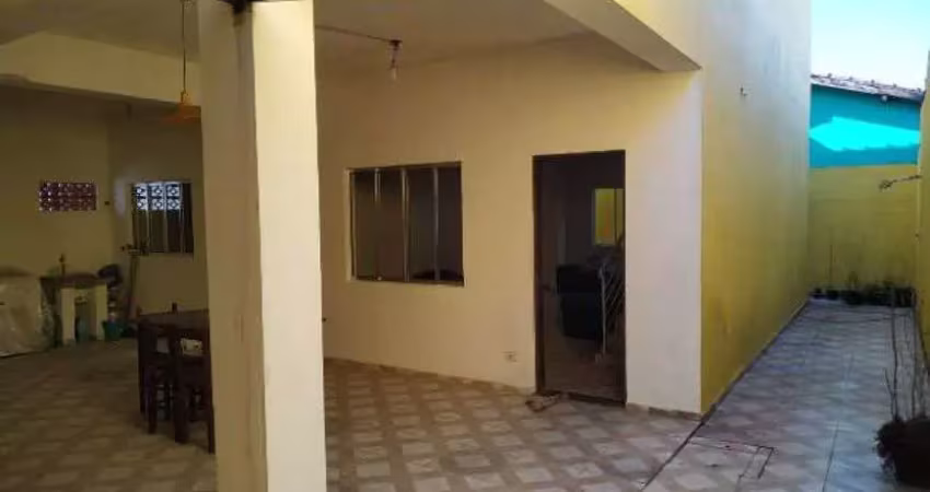 Casa com 2 salões comerciais lado praia em itanhaem