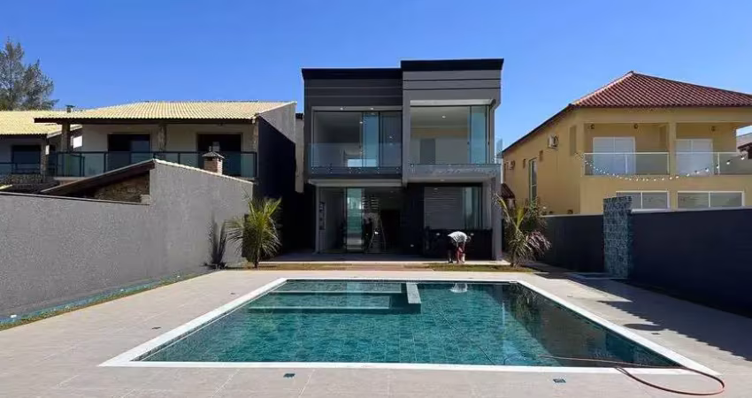 Casa alto padrão com 4 quartos sendo 3 suítes em frente ao mar