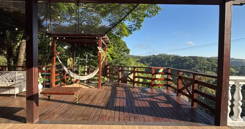 Linda casa com 3 amplas suítes - vista deslumbrante para mata