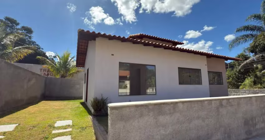 Casa nova com 2 quartos, terreno plano e pequeno aceita financiamento
