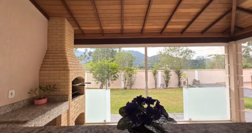 Casa nova com 4 quartos sendo 1 suíte, ampla, terreno plano e murado, vista linda e com lazer