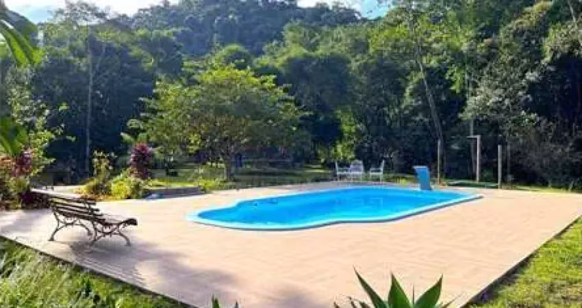 Chácara com 3 suítes a venda em miguel pereira. piscina, campo de futebol, parque infantil, pomar e horta, riacho e agua de nascente