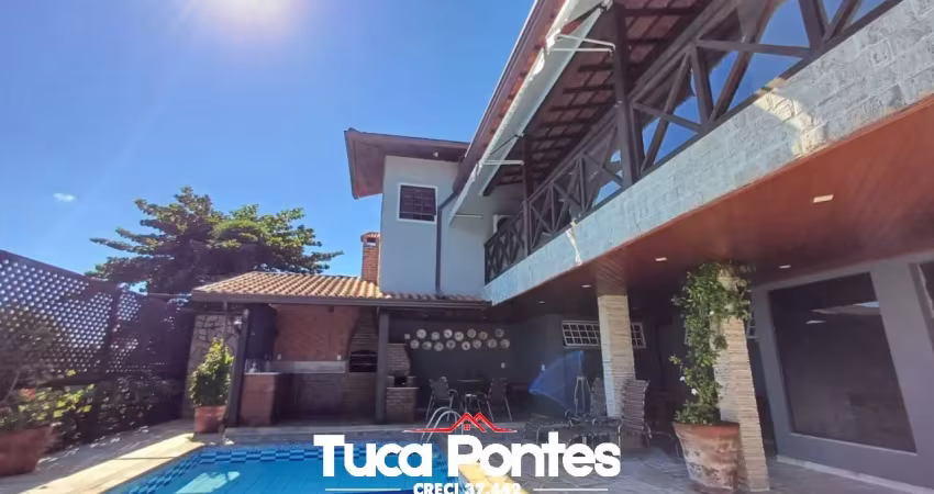 Vendo casa ampla no centro de vassouras,  com piscina, churrasqueira, pomar e horta