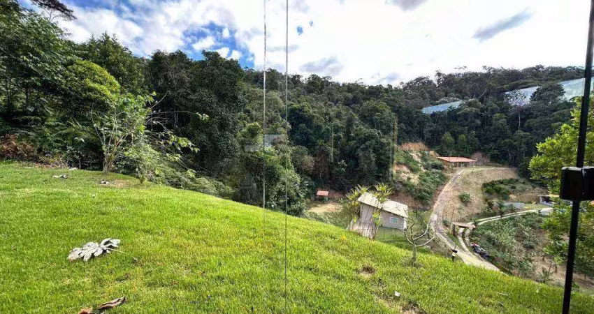 Em domingo martins área com 7.500 m² de área total com casa de 150 m² com 3 quartos sendo 1 suíte.