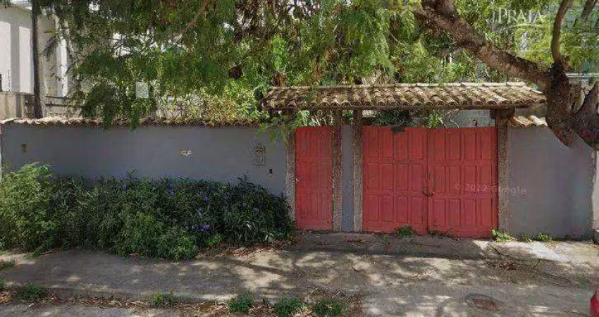 03 quartos, sala, cozinha, varanda - Terreno 360,00m2. Churrasqueira, jardim de inverno e Edícula (casa do caseiro).