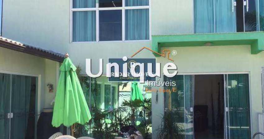 Casa duplex em condomínio!