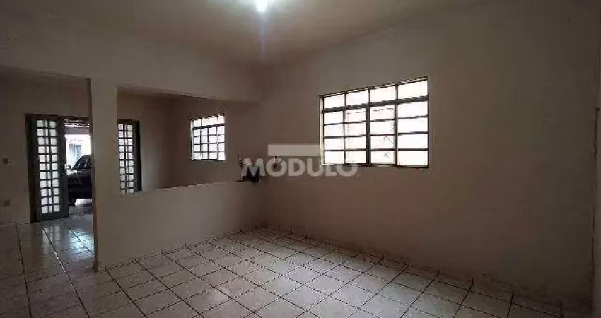 Casa com 3 quartos para alugar na Rua Sebastiana Arantes Fonseca, --, Santa Mônica, Uberlândia